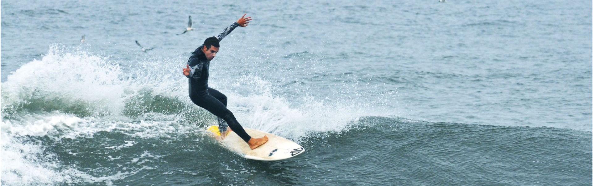 Surfista sobre una ola