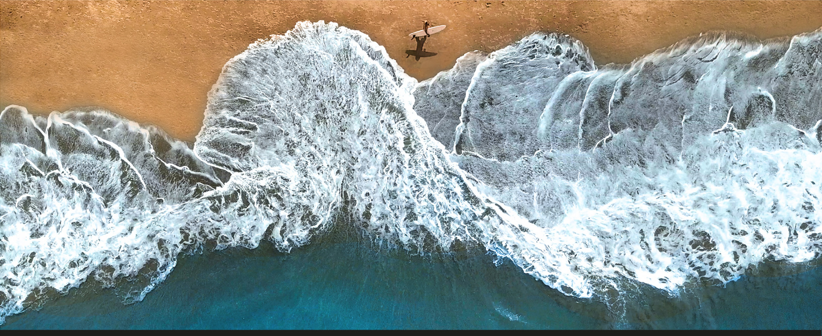 Vista aérea de olas sobre la costa